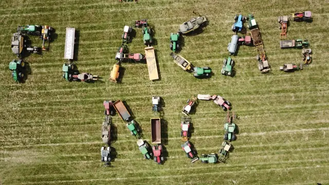 Los vecinos dibujaron con los tractores el eslogan de 'Placas no'.