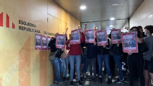 Un grupo de activistas en la sede de ERC en Barcelona
