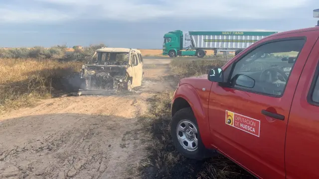 El incendio de un vehículo en un camino próximo a Fraga.