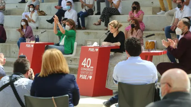 La ministra Teresa Ribera, de verde y aplaudiendo, en el acto celebrado en Huesca.