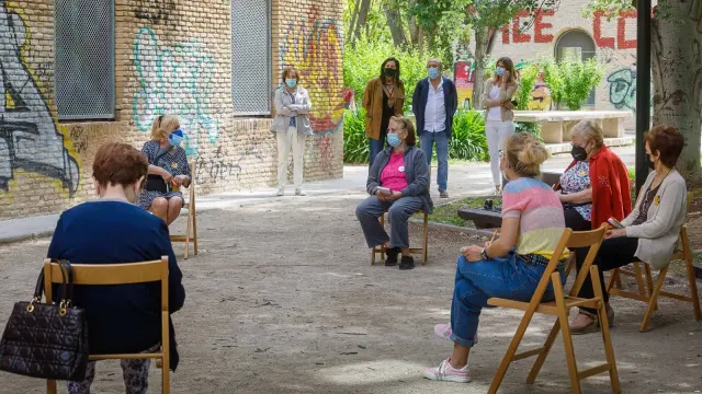 Una imagen del programa de tertulias 'Nos Gusta Hablar', en el centro municipal de convivencia de mayores Terminillo, en el zaragozano barrio de Las Delicias.