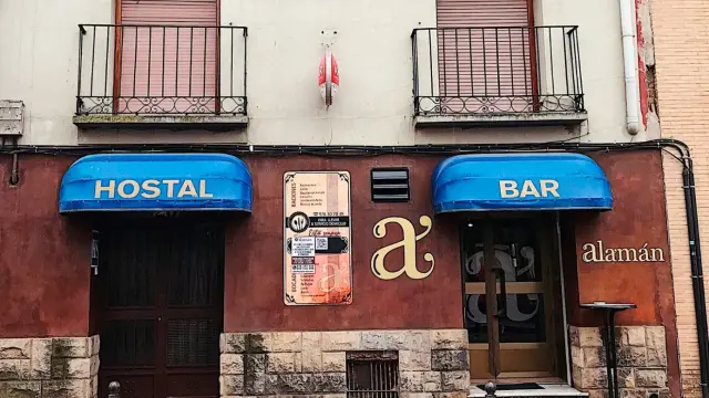 El bar-hostal Alamán está en la calle Mayor de La Puebla de Alfindén.
