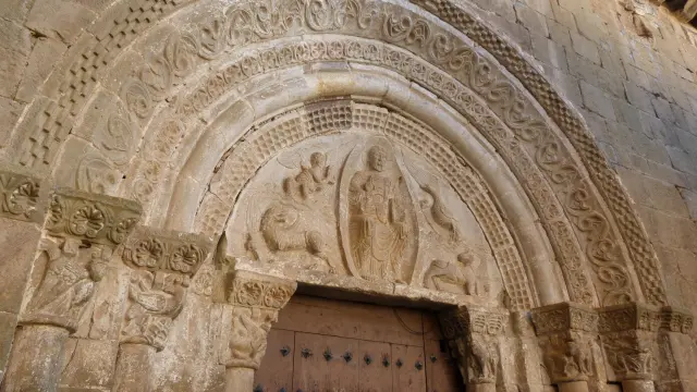 Portada de la iglesia parroquial de Agüero, con el tímpano procedente de la ermita de Santiago.