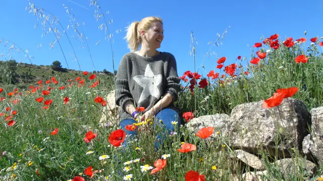 Manuela Lisbona, creadora de Mermeladas El Ababol, en un campo de las flores que dan nombre a su obrador.