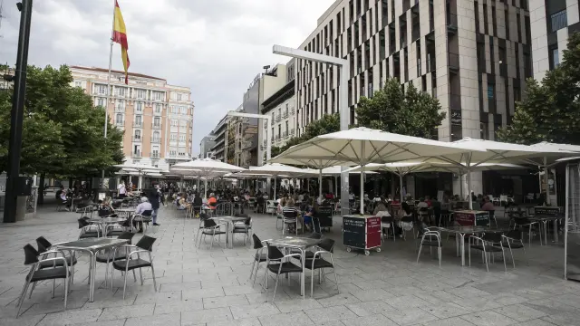 Las terrazas de la plaza España van recuperando parte de su afluencia.