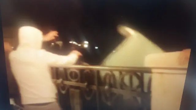 Un joven arroja un contenedor por el viaducto de Teruel en el vídeo colgados en las redes sociales.