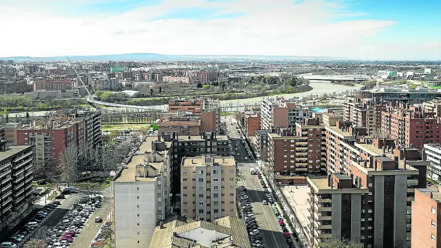 Vistas de la ciudad y el Ebro, desde la margen izquierda del río.