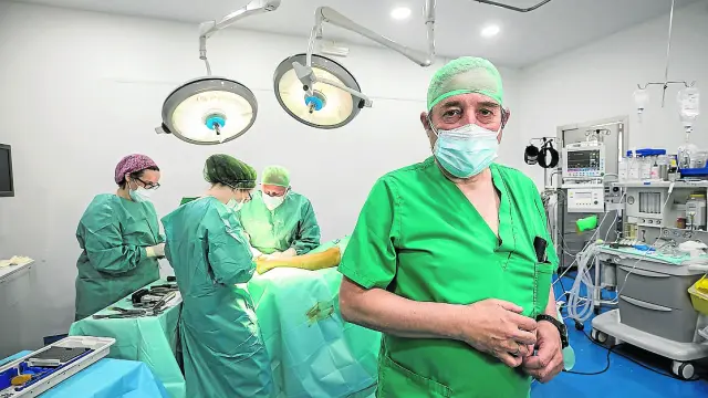 El doctor Albareda, en un quirófano de la Clínica del Pilar, donde traumatólogos del Clínico realizaron 260 operaciones.