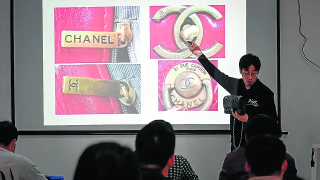 Zhang Chen explica a sus alumnos qué detalles delatan un bolso de Chanel falso.