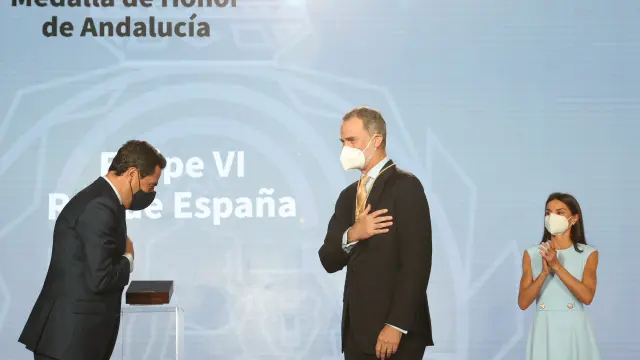 Felipe VI recibiendo el reconocimiento del presidente andaluz
