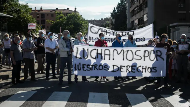 Protesta de los vecinos ante el bloqueo del proyecto de prolongación de la calle de Hayedo de Zaragoza
