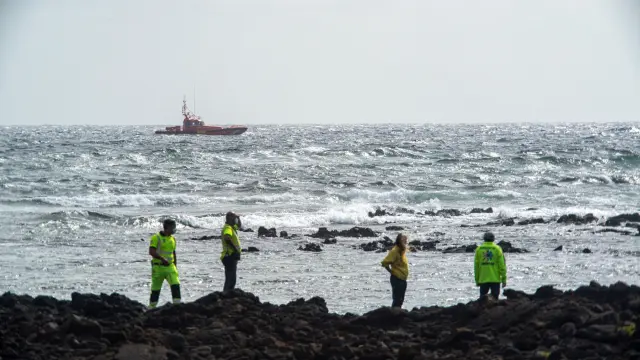 El mal tiempo complica la búsqueda de desaparecidos en el naufragio en Órzola