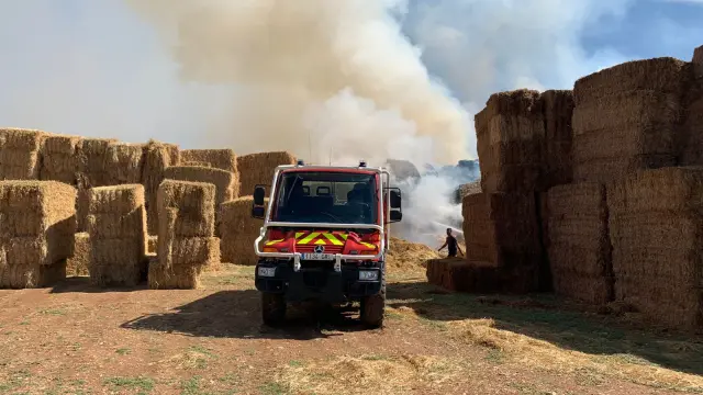 Los bomberos de Sariñena han sofocado el incendio en el que han ardido 100.000 kilos de paja.