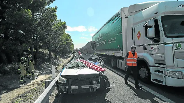 Al ver que el camión estaba parado en el carril derecho de la autopista, el conductor buscó refugio sin suerte en arcén.