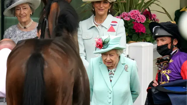 La reina Isabel II es muy aficionada a las carreras de caballos.