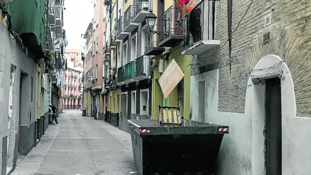 Trabajos de limpieza de un edificio okupado en la calle de Agustina de Aragón, en 2019.