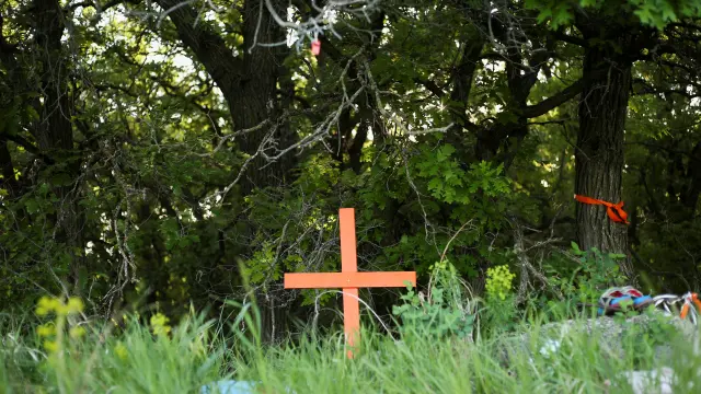 [Una cruz señala un enterramiento en un orfanato de Canadá.