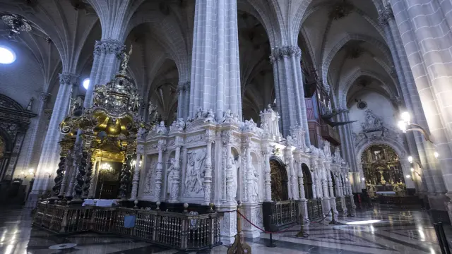 El trascoro de la Seo de Zaragoza, de efecto espectacular, fue mandado construir por el arzobispo don Hernando de Aragón, nieto del rey Fernando el Católico, en 1557 y sus relieves representan escenas de santos populares aragoneses. La grandiosidad del interior de la catedral, dominada por la verticalidad, impresiona al visitante