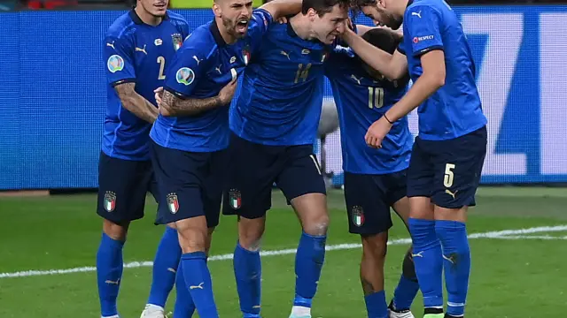 Los italianos celebran el gol de Federico Chiesa