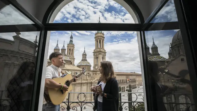 Marta Casero y Daniel Quezada en la plaza del Pilar de Zaragoza.