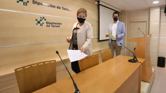 Berta Zapater (PAR) y Ramón Fuentes (Ciudadanos), al anunciar este jueves el acuerdo en la Diputación de Teruel