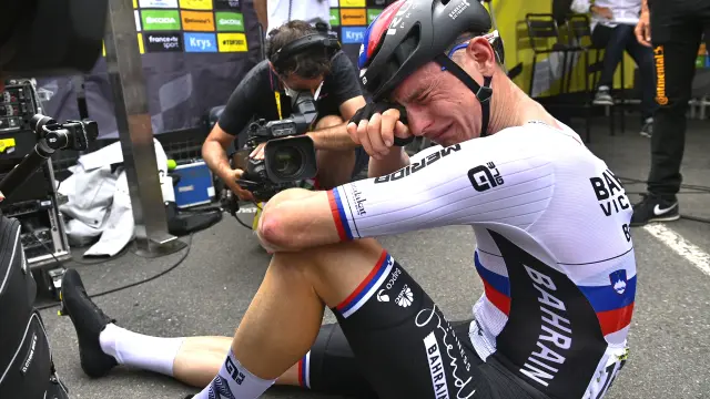 Emocionado y a lágrima viva, el esloveno Matej Mohoric (Bahrain Victorious) se llevó la victoria de la séptima etapa del Tour