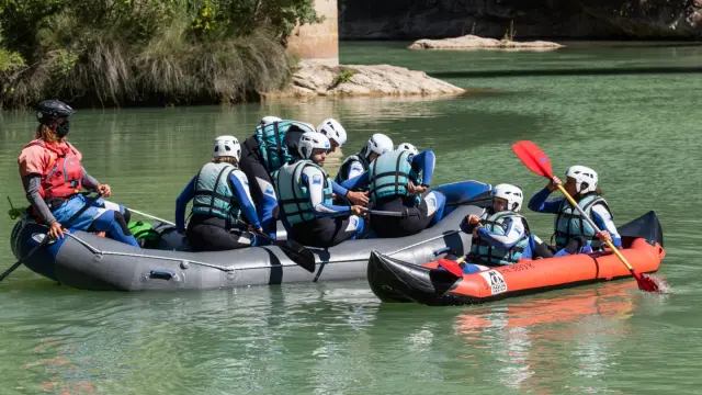 Clase práctica de una formación de primeros auxilios, realizada esta semana en el río Gállego. A lo largo del descenso se van desarrollando diferentes escenarios en los que unos participantes hacen de rescatadores y otros de víctimas