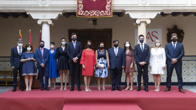 Los miembros del Seisado de los años 2020 y 2021 posan en el claustro del Obispado de Teruel con la alcaldesa, Emma Buj.