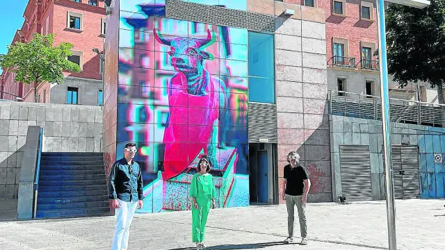 Domingo, Buj y Blesa, con gafas especiales para ver en 3D la foto gigante del Torico.