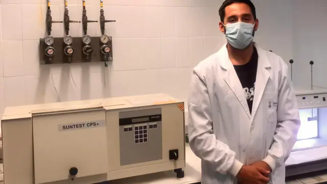 El investigador Samuel Mores, quien ha puesto en marcha una planta de tratamiento a escala piloto de control automatizado, ubicada en la depuradora de Tudela (Navarra)..