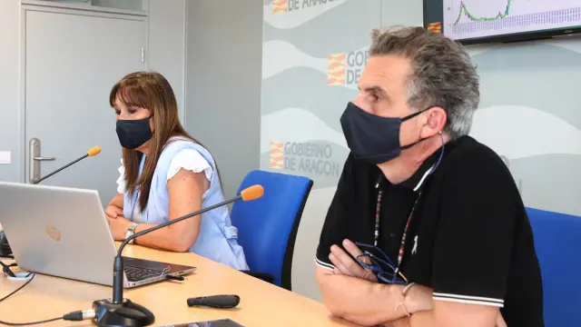 La consejera de Sanidad del Gobierno de Aragón, Sira Repollés y el director general de Salud Pública, Francisco Javier Falo en rueda de prensa.