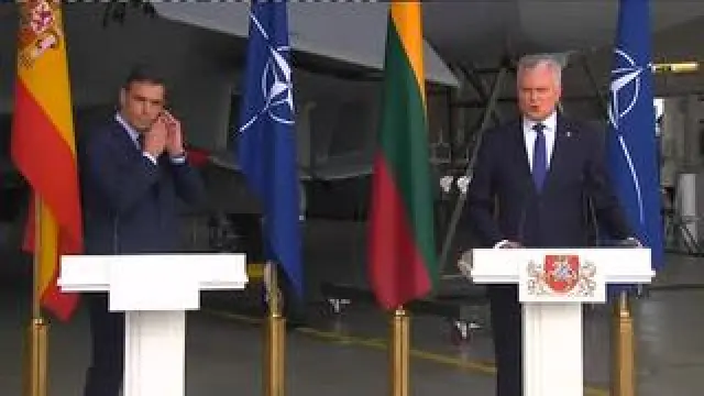 El presidente del Gobierno y el jefe del Ejecutivo lituano comparecían en directo desde la base de Siauliai cuando el personal de seguridad les ha desalojado