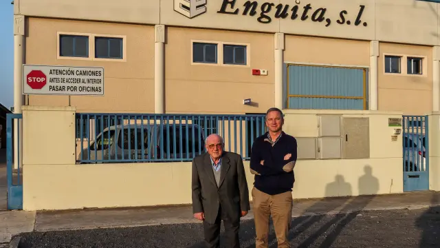 En la imagen, Jesús Enguita y su padre Ambrosio Enguita, en la sede de la empresa en el polígono Malpica. E.E.
