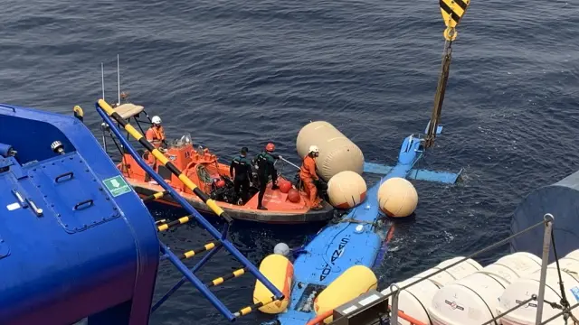 Recuperado el helicóptero caído al mar, tras el accidente en el que ha fallecido un aduanero en una operación antidroga.