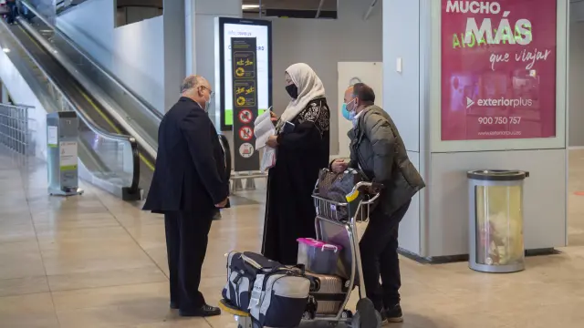 Varias viajeros de un vuelo procedente de Casablanca (Marruecos), en la Terminal T1 del Aeropuerto Madrid - Barajas Adolfo Suárez.