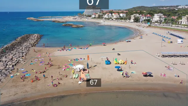 Imagen tomada desde uno de los drones, que indica que hay 67 personas en la playa en ese momento.