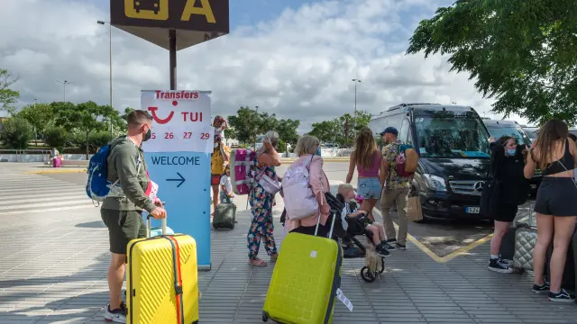Un grupo de turistas, con sus maletones, nada más aterrizar.