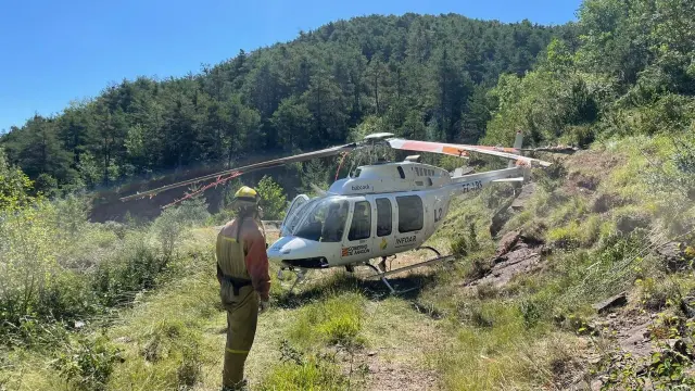 El helicóptero de extinción de incendios tras el accidente en Boltaña.