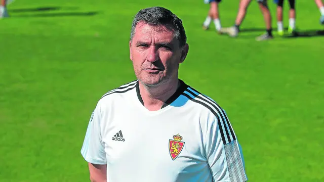 Emilio Larraz, técnico del Deportivo Aragón, en una sesión del filial en la Ciudad Deportiva.