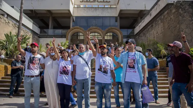 La madre del periodista condenado, junto a otras personas que apoyan la causa de su hijo, a las puertas del tribunal
