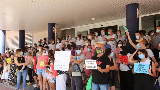 Protesta de las enfermeras interinas afectadas por la falta de plazas en el Hospital Universitario San Jorge de Huesca este lunes.