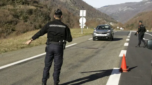 Control de la Gendarmería en el acceso a la parte francesa del túnel del Somport