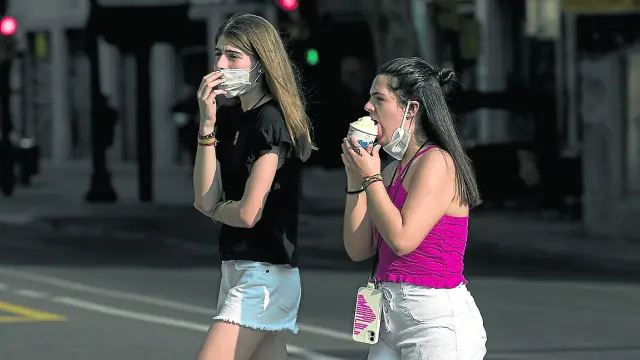 Una joven se refresca con un helado en el paseo de la Independencia, ayer.