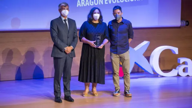 Felisa Ferraz y César Tornés recogen el premio de manos de Raúl Blanco Blasco, de Telefónica.