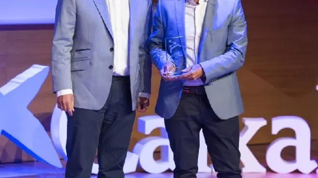 Pedro Pablo Andreu, de Fersa, recibe el premio de manos de Diego Martín, Subdirector General de Hiberus.