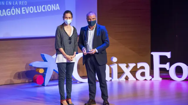 Susana Betrán, gerente de Gran Casa, entregó el premio a Javier Cendoya, director general de Grupo Edelvives.