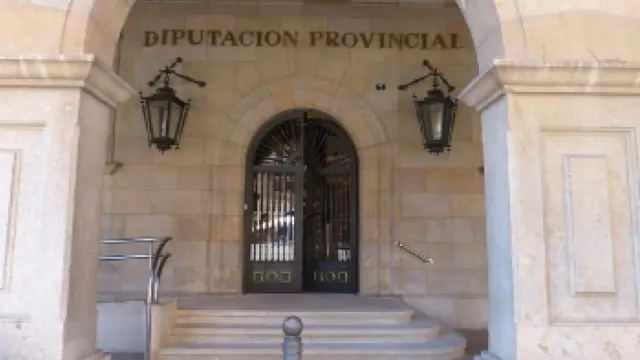 Acceso principal a la sede de la Diputación Provincial de Teruel.