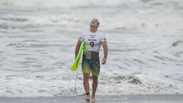 Julian Wilson, de Australia, en la tercera ronda masculina de los eventos de surf de los Juegos Olímpicos de Tokio 2020, este lunes en una playa en Ichinomiya.