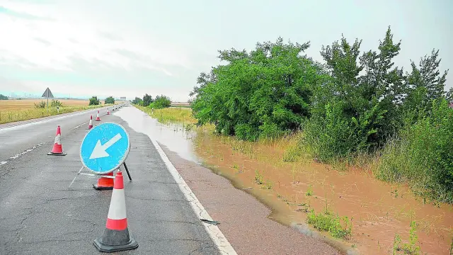 La carretera N-234, cortada entre Teruel y Cella por las inundaciones provocas por una tormenta.