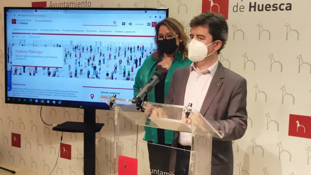 Rosa Serrano y Luis Felipe durante la presentación de la web Huesca Participa.